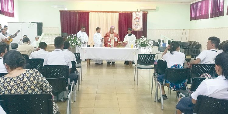 Obispo invita a los jóvenes a prepararse para ser anfitriones