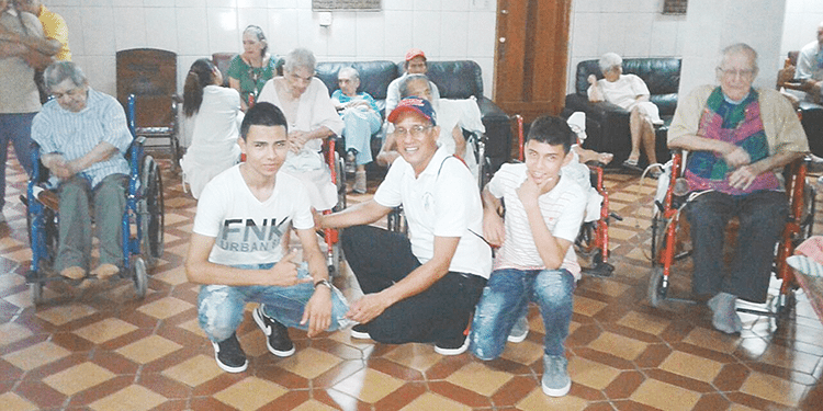 Jóvenes confirmandos realizan visita a hogar de ancianos