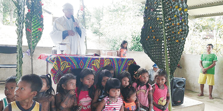 Obispo recorre comunidades de Sambú y visita los hogares