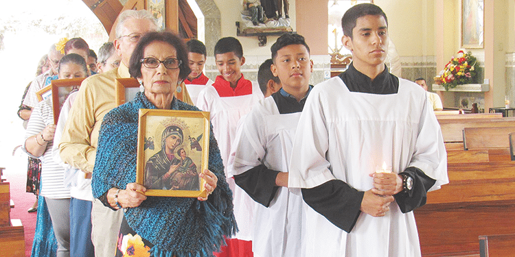 Comunidad de habla inglesa realiza celebración mariana