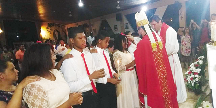 Niños y jóvenes reciben sacramentos