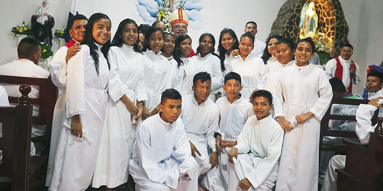 150 jóvenes confirman su fe