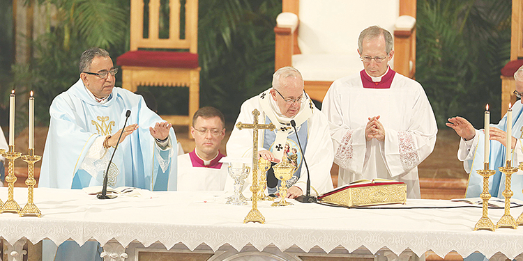 Bendición de la Catedral y consagración del altar