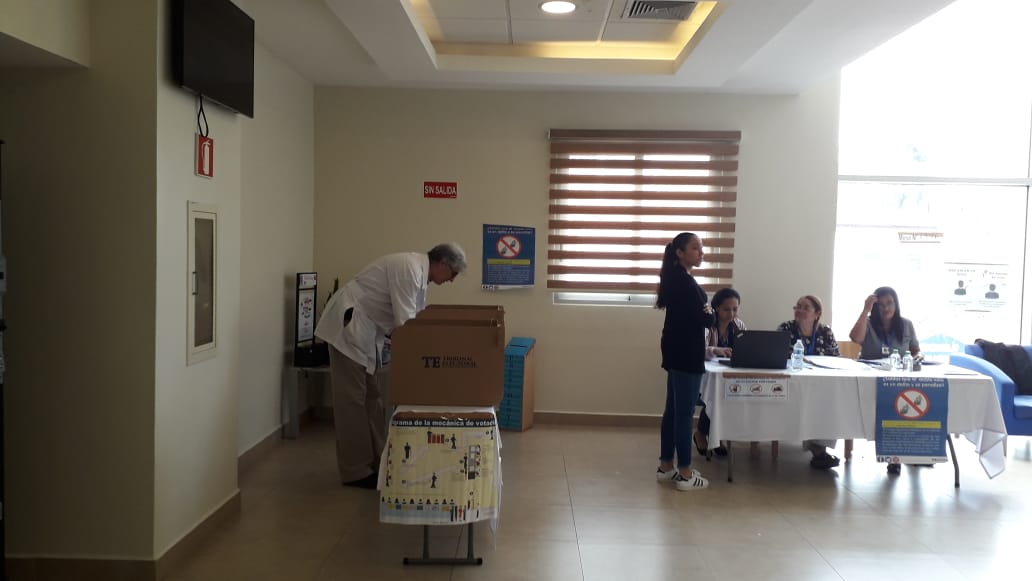 Pacientes y funcionarios en hospitales ejercen su derecho al voto