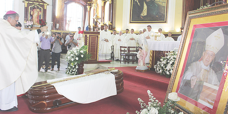 Dan último adiós a Monseñor Fernando Torres Durán