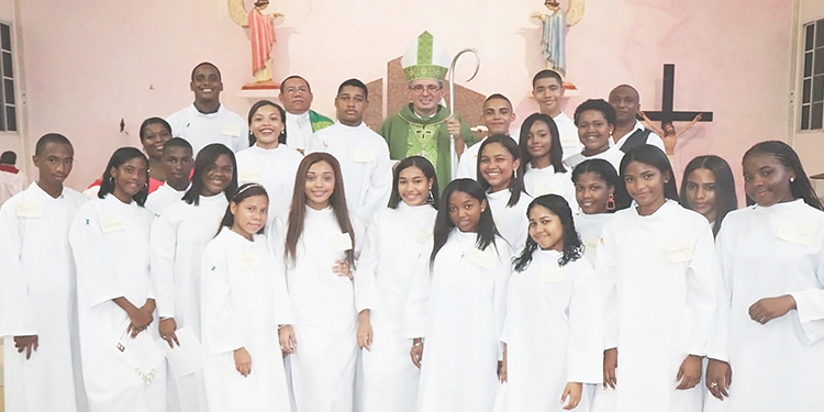 Jóvenes de la parroquia San Vicente de Paúl reciben el sacramento de la Confirmación
