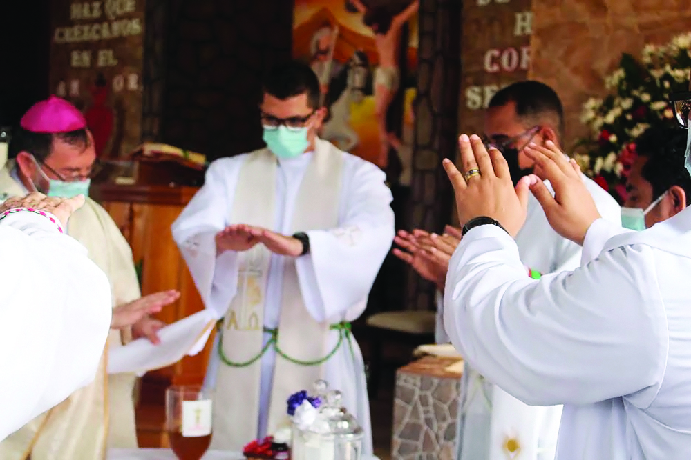 Bocas del Toro realiza misa Crismal  y nuevos párrocos asumen compromisos