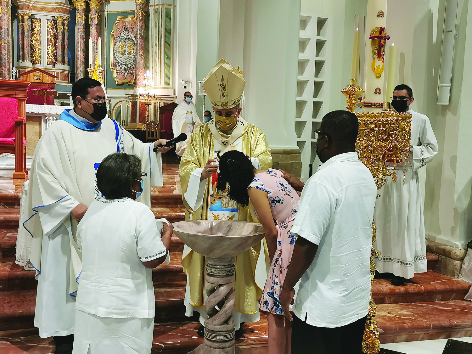 36 adultos reciben los sacramentos de iniciación cristiana