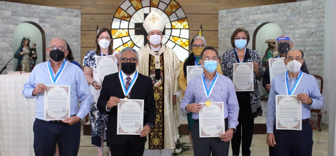 Médicos reciben la medalla Santa María la Antigua por el trabajo de toda una vida