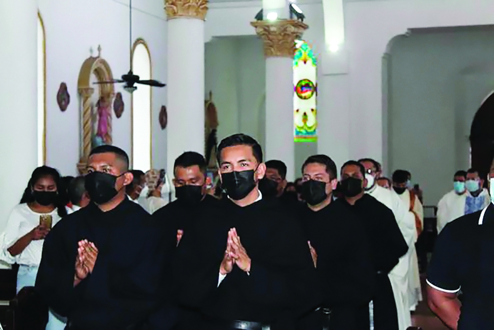 Novicios agustinos realizan su primera ceremonia de profesión de votos