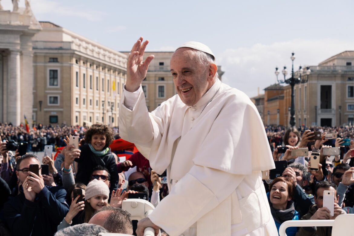 El estado de salud del Papa Francisco mejora progresivamente