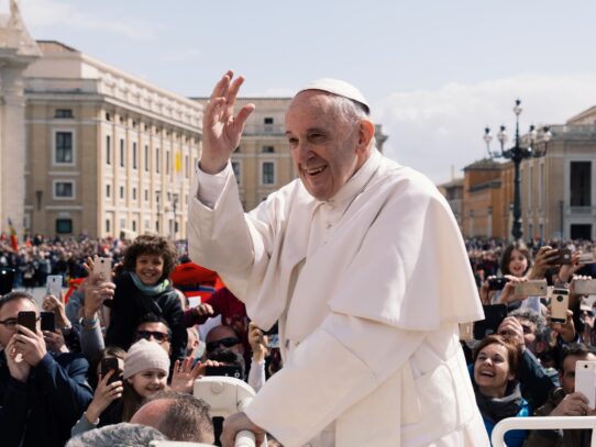El estado de salud del Papa Francisco mejora progresivamente
