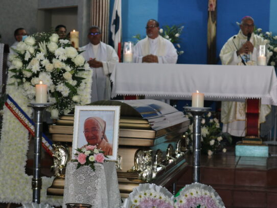 “Con amor marcó la vida de muchos” dijo Monseñor Valdivieso en el funeral de Sor Lourdes.
