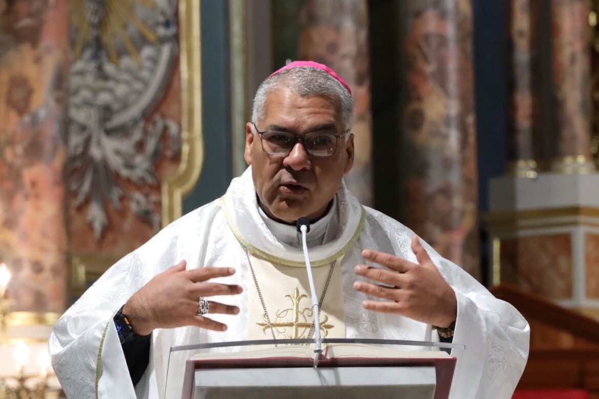 Monseñor Valdivieso exhorta a los comunicadores a seguir siendo los micrófonos de Dios
