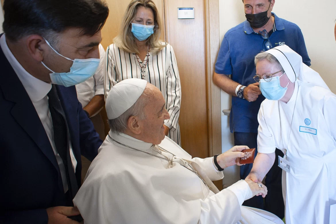 Papa Francisco sale de cirugía sin complicaciones