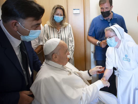 Papa Francisco sale de cirugía sin complicaciones