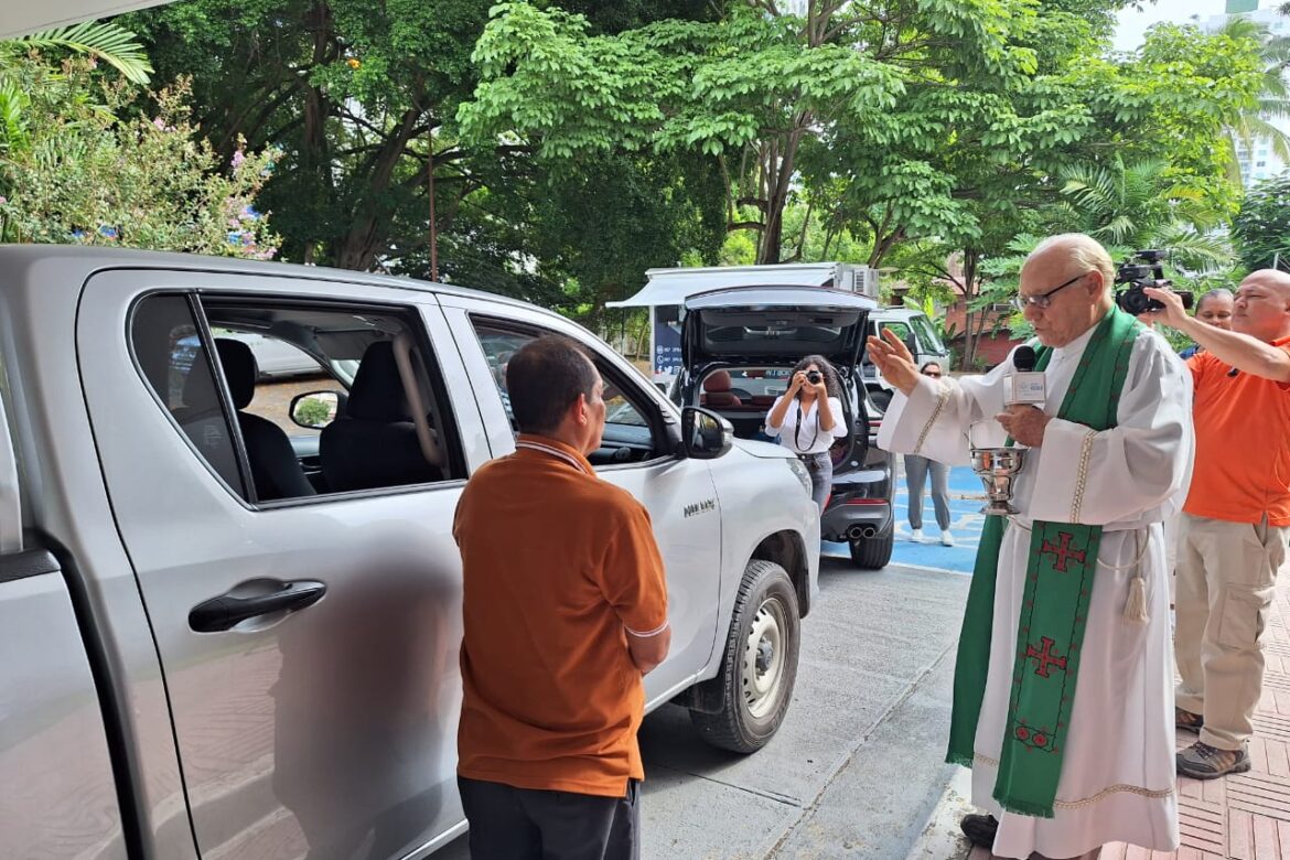 Conductores y sus autos fueron bendecidos en la solemnidad de San Cristóbal