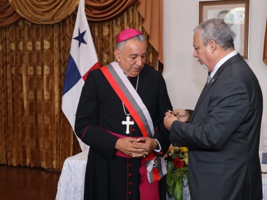 Monseñor Ulloa recibe Orden “Presidente Justo Arosemena”
