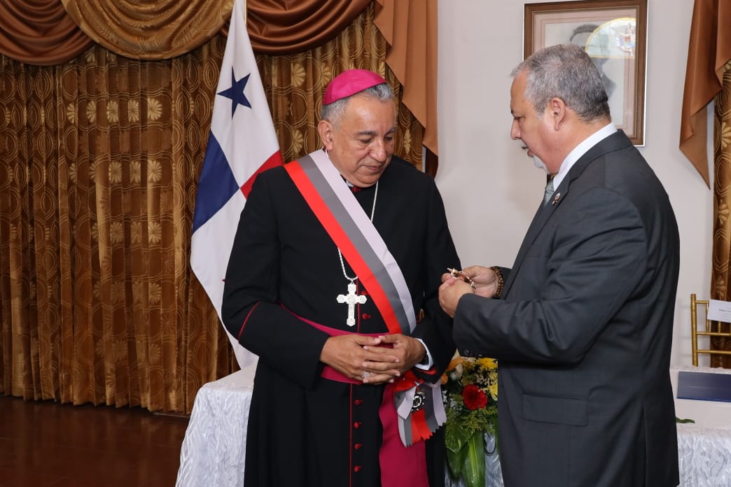 Monseñor Ulloa recibe Orden “Presidente Justo Arosemena”