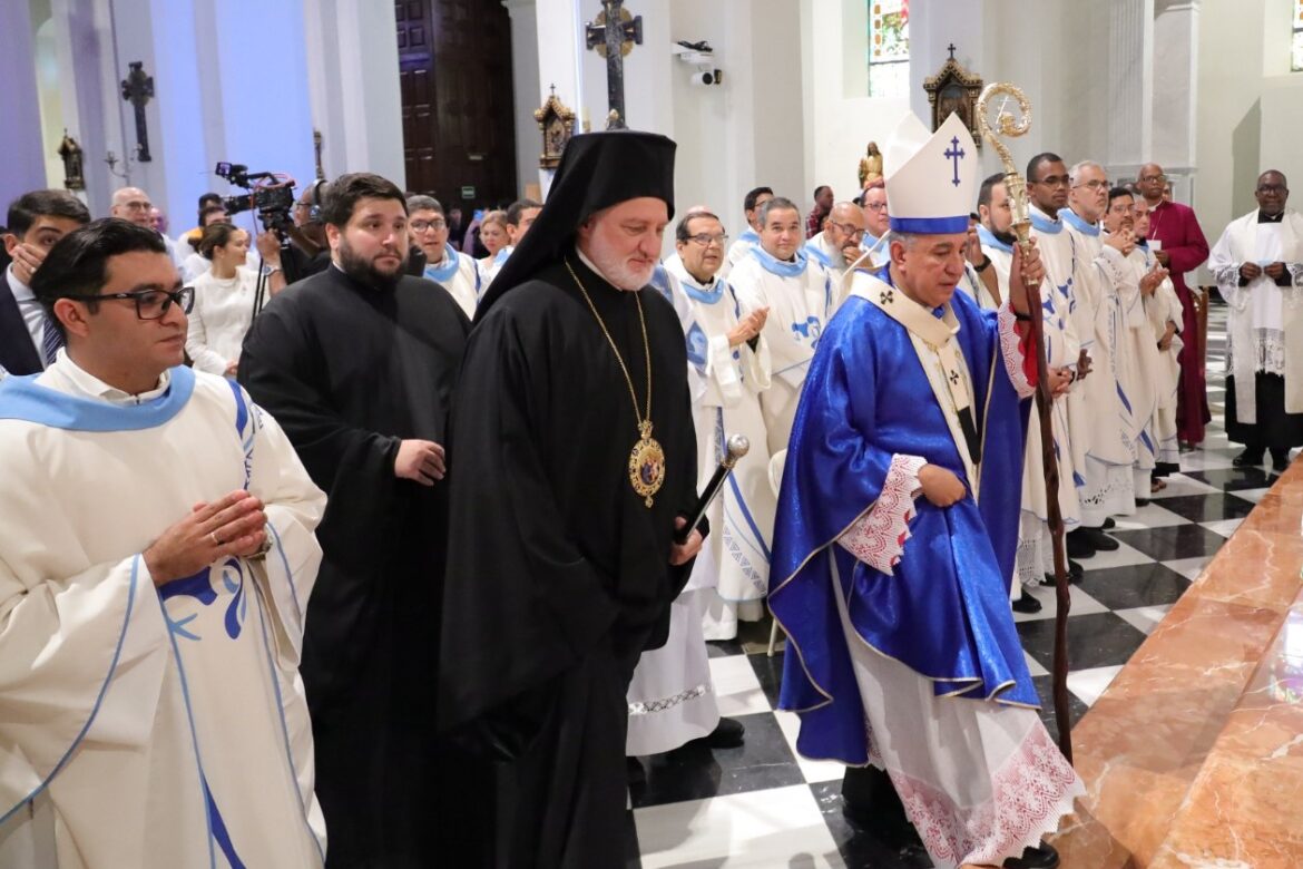 Arzobispo ortodoxo griego participa en celebración de Santa María la Antigua