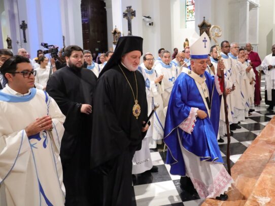 Arzobispo ortodoxo griego participa en celebración de Santa María la Antigua