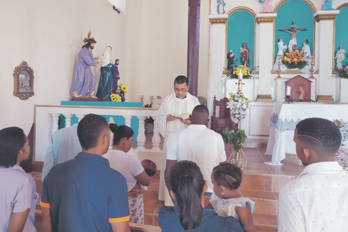 Seminaristas recorren casa por casa poblados de Chimán y el archipiélago