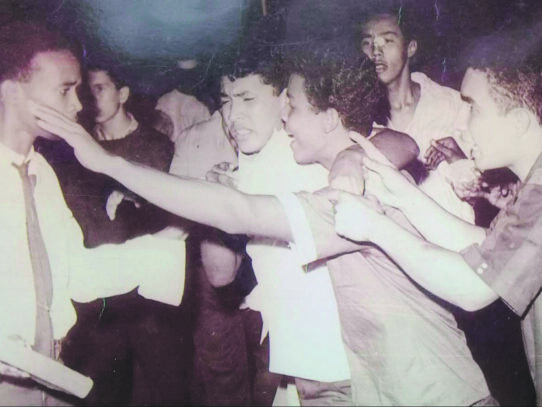 1964: Una lucha nacionalista estalla, mientras un grupo de caballeros nace