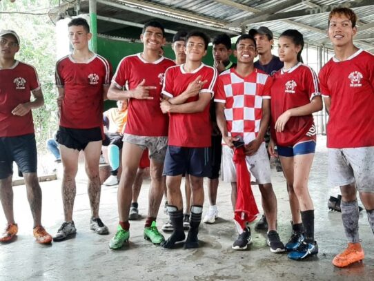 El fútbol: uniendo comunidades, mientras los chicos comparten la fe