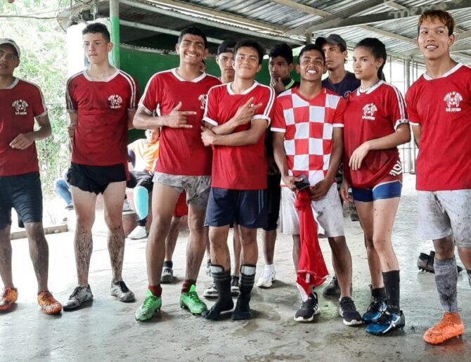 El fútbol: uniendo comunidades, mientras los chicos comparten la fe