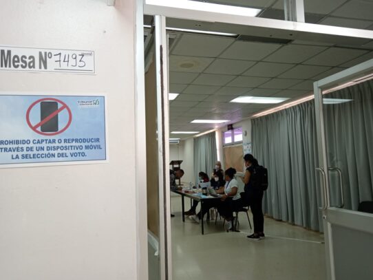Pacientes y personal de salud votan en el Hospital Nicolás Solano