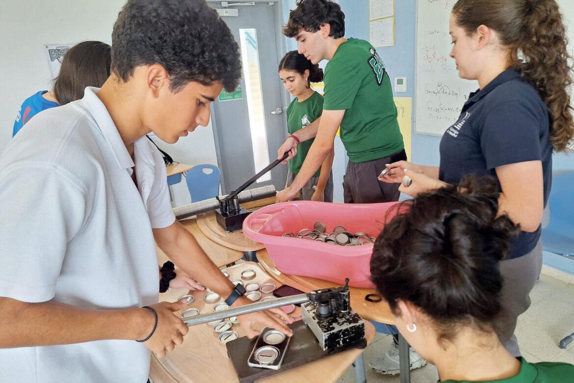 Jóvenes contribuyen en la ranuración de alcancías de la Campaña Arquidiocesana