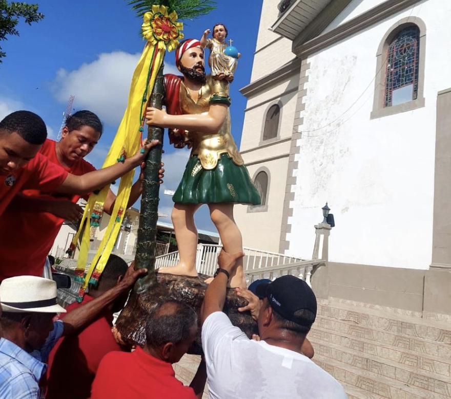 Chepanos, como San Cristóbal, misionan llevando a Cristo en sus hombros