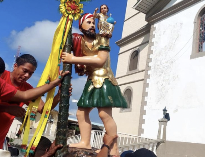 Chepanos, como San Cristóbal, misionan llevando a Cristo en sus hombros