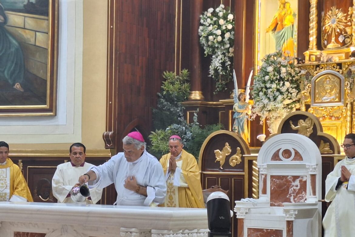 Monseñor Valdivieso consagra nuevo altar de la Catedral de Chitré