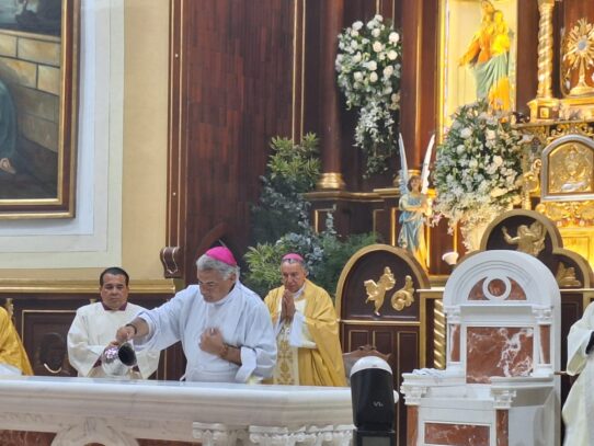 Monseñor Valdivieso consagra nuevo altar de la Catedral de Chitré