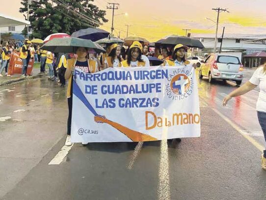 Voluntarios en acción: Campaña Arquidiocesana toca a tu puerta
