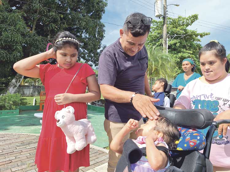Papás con corazón renovado y una vida de servicio de los más necesitados