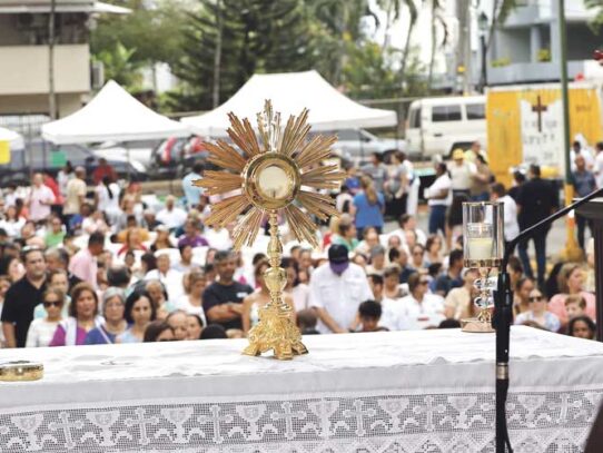 Fieles católicos celebran en grande el Mes de la Familia