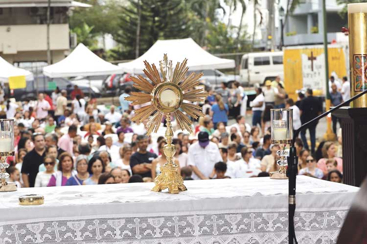 Fieles católicos celebran en grande el Mes de la Familia