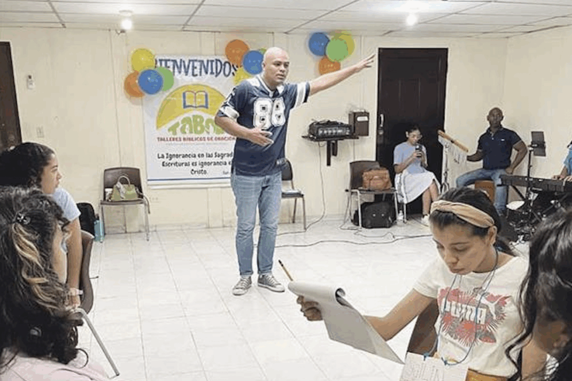 Jóvenes se nutren con la Palabra de Dios