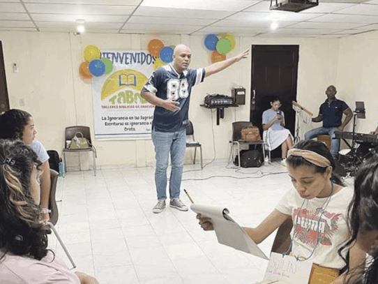 Jóvenes se nutren con la Palabra de Dios
