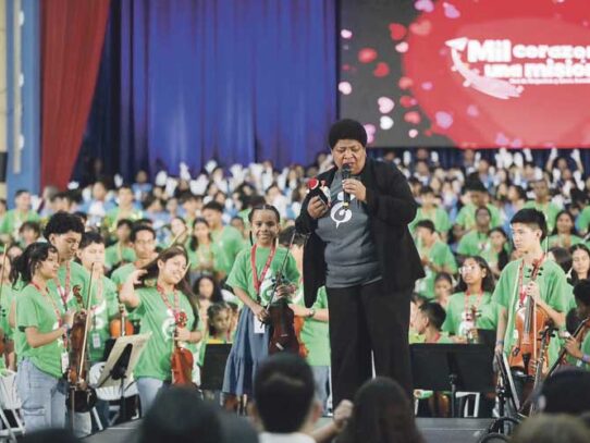 La música y el arte los une en una sinfonía de amor