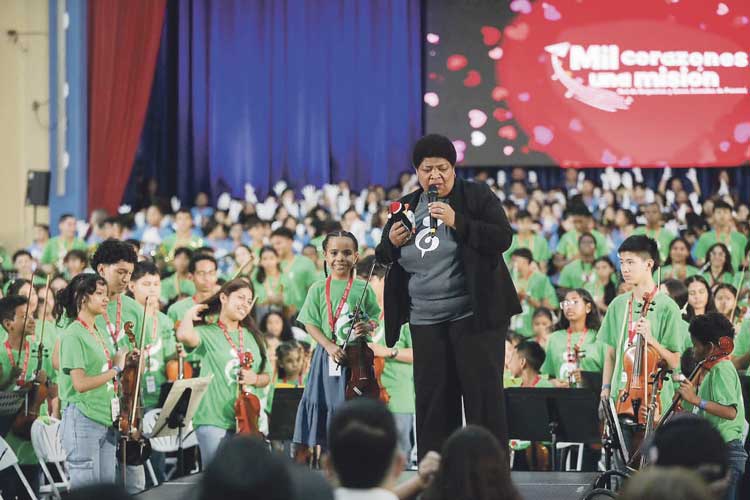 La música y el arte los une en una sinfonía de amor