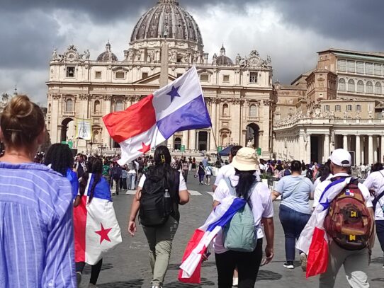 Monseñor Ulloa alienta a jóvenes panameños en el Jubileo