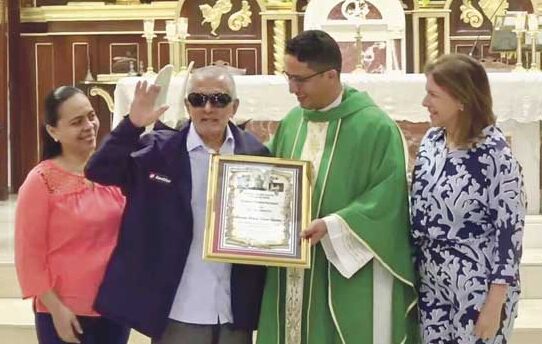Honran a servidor del altar en Chitré