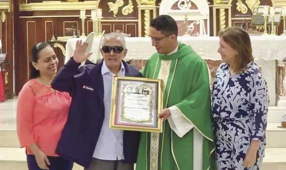 Honran a servidor del altar en Chitré