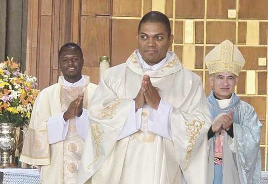 Médico colonense ordenado sacerdote