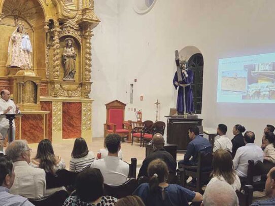 La iglesia de Santo Domingo de Guzmán revive con la bendición de su retablo restaurado