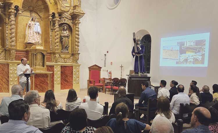 La iglesia de Santo Domingo de Guzmán revive con la bendición de su retablo restaurado