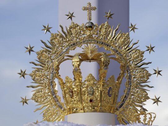 Presentan y bendicen corona para la Patrona de Panamá, Santa María de la Antigua.